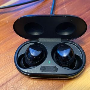 Samsung ear buds with charging case and cord